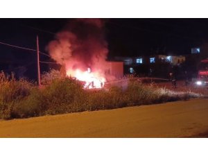 PARK HALİNDEYKEN ALEV ALEV YANAN ARAÇ KÜLE DÖNDÜ