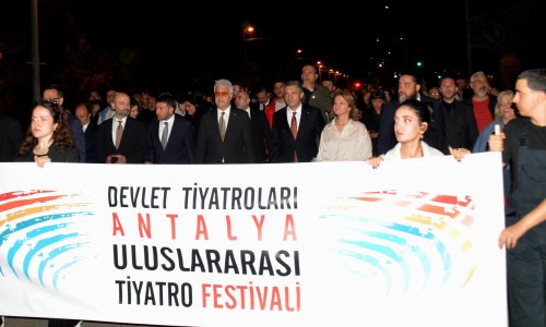 ULUSLARARASI TİYATRO FESTİVALİNE RENKLİ KORTEJ