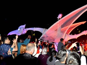 ULUSLARARASI TİYATRO FESTİVALİNE RENKLİ KORTEJ