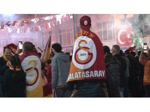 BURDUR’DA GALATASARAYLI TARAFTARLAR KONVOYLARLA KUTLAMA YAPTI