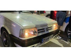 ALKOL ALIP ŞAMPİYONLUK KUTLAMASINA ÇIKTI,  PARK HALİNDEKİ 2 OTOMOBİLE ÇARPIP KAÇTI