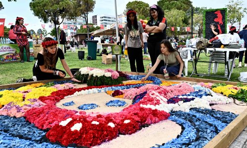 130 BİN ÇİÇEKLE RENKLİ REKABET