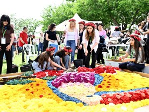 130 BİN ÇİÇEKLE RENKLİ REKABET