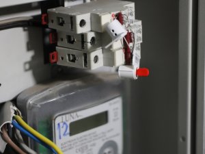 EV SAHİBİNİN BORCU NEDENİYLE BİNANIN ELEKTRİĞİ 6 GÜN KESİLDİ