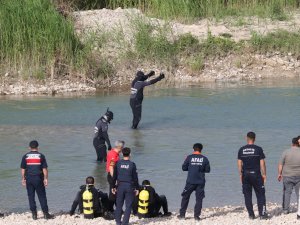 AKSU ÇAYINDA AKINTIYA KAPILAN GENÇ BOĞULDU