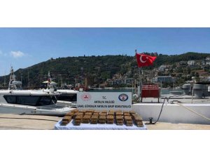 SAHİLE VURAN ŞÜPHELİ PAKETTEN 40 MİLYON TL’LİK MACUN ESRAR ÇIKTI