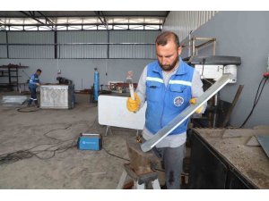AKDENİZ’DE ESKİ KONTEYNERLER YENİLENEREK HİZMETE KAZANDIRILIYOR