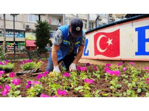 AKDENİZ’DE PARKLAR BAHARA HAZIR: 50 BİN ÇİÇEK TOPRAKLA BULUŞACAK