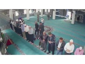 CAMİDE NAMAZ KILDIĞI SIRADA KALP KRİZİ GEÇİREN YAŞLI ADAM, İMAMIN KALP MASAJIYLA HAYATA DÖNDÜ