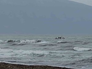 DENİZDE KORKU DOLU ANLAR: 4 GENÇ BOĞULMA TEHLİKESİ GEÇİRDİ