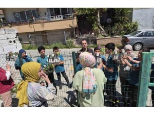 ÖĞRENCİLER ÇİÇEKLERLE İYİLİK MESAJI VERDİ