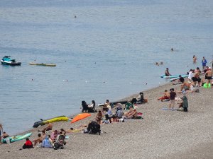 HAVA ISINDI, KONYAALTI SAHİLİNDE YOĞUNLUK OLUŞTU
