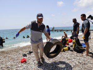 DENİZDEN YAKLAŞIK 20 TON ATIK ÇIKARILDI