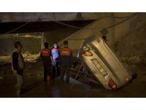 OSMANİYE’DE OTOMOBİL KÖPRÜDEN SU KANALINA UÇTU: 3 YARALI