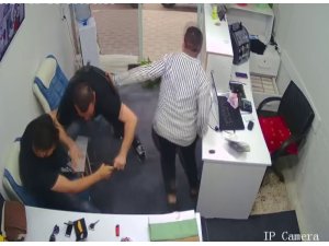 SİLAHLA DÖVİZ BÜROSUNU BASAN HUSUMETLİSİNE KARŞI BOĞUŞARAK HAYATTA KALMAYI BAŞARDI