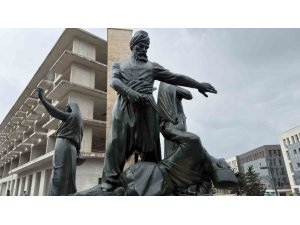 KIBRIS MEYDANI’NDAKİ ANIT YENİDEN AİT OLDUĞU YERDE