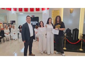 ANNEANNE, KIZI VE TORUNU MOTİVASYON ETKİNLİĞİNDE SAHNEYE ÇIKTI