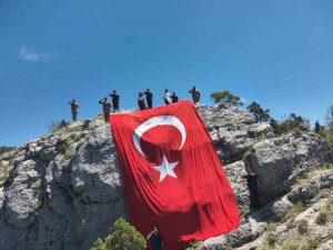 BURDUR’DA JANDARMADAN 54 METREKARELİK DEV TÜRK BAYRAĞI