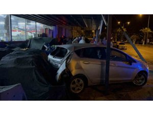 OSMANİYE’DE KONTROLDEN ÇIKAN OTOMOBİL MARKETİN MANAV BÖLÜMÜNE GİRDİ