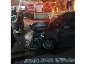 DÖRTYOL’DA OTOMOBİLİN MOTOR KISMINDAN ALEVLER YÜKSELDİ