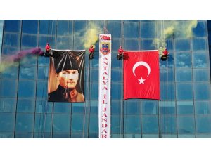 ANTALYA’DA JAK TİMİ, HALATLA SARKTIKLARI 64 METRE YÜKSEKLİKTE TÜRK BAYRAĞI AÇTI