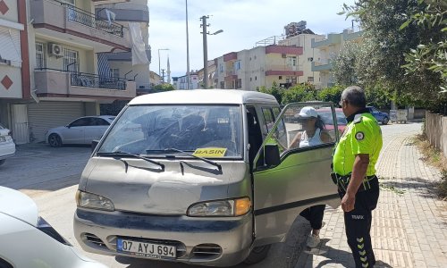 ARACIN CAMINA ’BASIN’ YAZDI, EVRAKTA SAHTECİLİKTEN İŞLEM YAPILDI