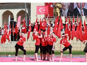 MERSİN’DE GENÇLİK BAYRAMI RENKLİ GÖSTERİLERLE KUTLANDI