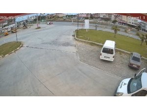 KAVŞAKTA OTOMOBİLE ÇARPAN MOTOSİKLETTEKİ 2 KİŞİ YARALANDI