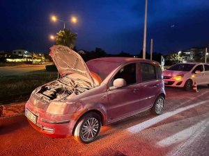 SEYİR HALİNDEKİ OTOMOBİL YANDI, VATANDAŞLAR YANGIN TÜPLERİYLE YARDIMA KOŞTU