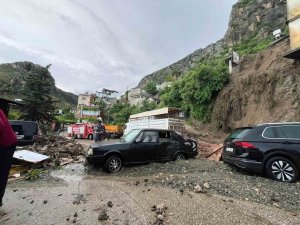HATAY’DA SAĞANAK YAĞIŞ NEDENİYLE MÜSTAKİL EV ÇÖKTÜ: 1 ÖLÜ, 2 YARALI
