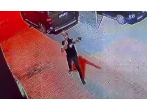 SİLAHI ATEŞ ALMAYINCA PANİKLEDİ, SONRA YENİDEN ATEŞ AÇTI... O ANLAR KAMERADA