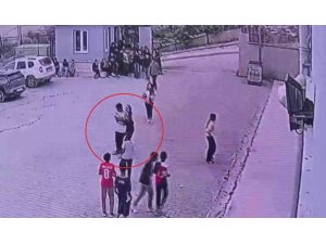 POĞAÇA YEDİĞİ ESNADA NEFES ALAMAYAN ÖĞRENCİYİ, ÖĞRETMEN HEİMLİCH MANEVRASIYLA HAYATA TUTUNDURDU