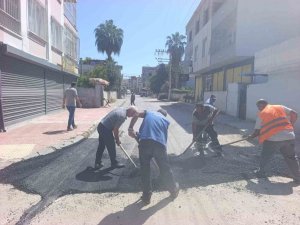 AKDENİZ’DE ASFALT YAMA ÇALIŞMALARI DEVAM EDİYOR