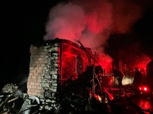 EVİNDE ÇIKAN YANGINDA YARALANIP HASTANELİK OLDU