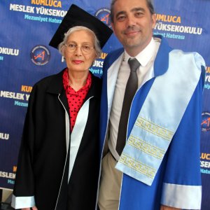 MEZUNİYET BELGESİNİ PROFESÖR OĞLU VERDİ