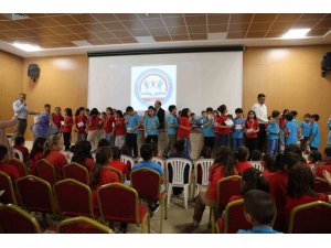 DİJİTAL BAĞIMLILIĞA KARŞI KİTAPLI MÜCADELEDE 400 ÖĞRENCİ YARIŞTI