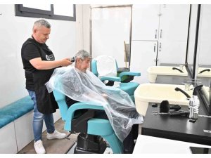 ’MOBİL KUAFÖR’DEN HUZUREVİ SAKİNLERİNE BAYRAM TIRAŞI