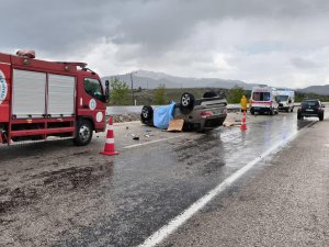 OTOMOBİL TAKLA ATTI: 2 ÖLÜ, 2 YARALI