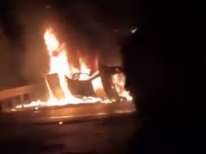 TAKLA ATAN OTOMOBİL ALEV ALDI: 2 ÖLÜ 3 AĞIR YARALI