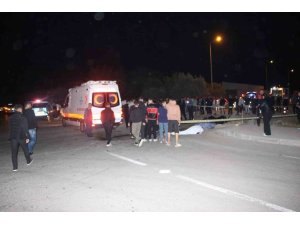 ÇÖP KAMYONUYLA ÇARPIŞAN MOTOSİKLETTEKİ 2 GENÇ HAYATINI KAYBETTİ