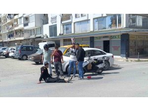 BİSİKLETLİ ÇOCUĞA ÇARPMAMAK İÇİN MOTOSİKLETİNİ DEVİRİP YARALANDI