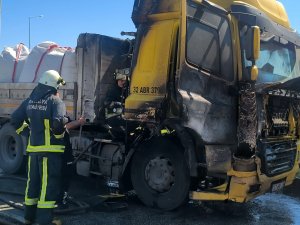 KIRMIZI IŞIKTA BEKLEYEN TIR ALEV ALDI