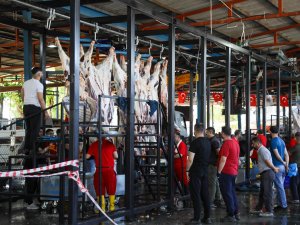 KURBAN KESİM ALANLARINDA YOĞUNLUK