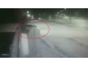 OTOMOBİL BAHÇE DUVARINA ÇARPTI: O ANLAR KAMERADA