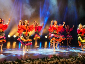 GELENEKSEL VE MODERN DANS AYNI SAHNEDE