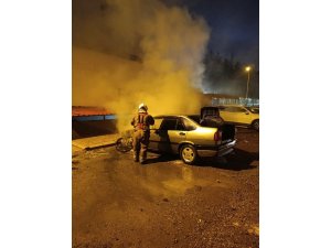 İSKENDERUN’DA PARK HALİNDEKİ OTOMOBİL ALEVLERE TESLİM OLDU