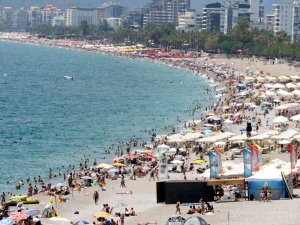KONYAALTI SAHİLİ'NDEKİ YOĞUNLUK DRONLA GÖRÜNTÜLENDİ
