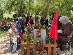 BAYRAMDA EVLATLARININ MEZARI BAŞINDA BULUŞTULAR
