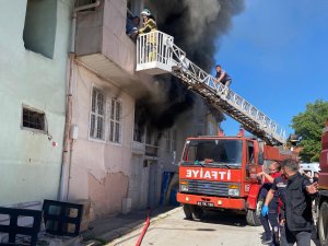 EVDE ÇIKAN YANGINDAN, PENCEREYE UZATILAN MERDİVENLE KURTARILDI