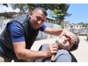 HATAY’DA ÜRETTİĞİ BIÇAKLARIN KESKİNLİĞİ GÖSTERMEK İÇİN İNSANLARI TIRAŞ EDİYOR